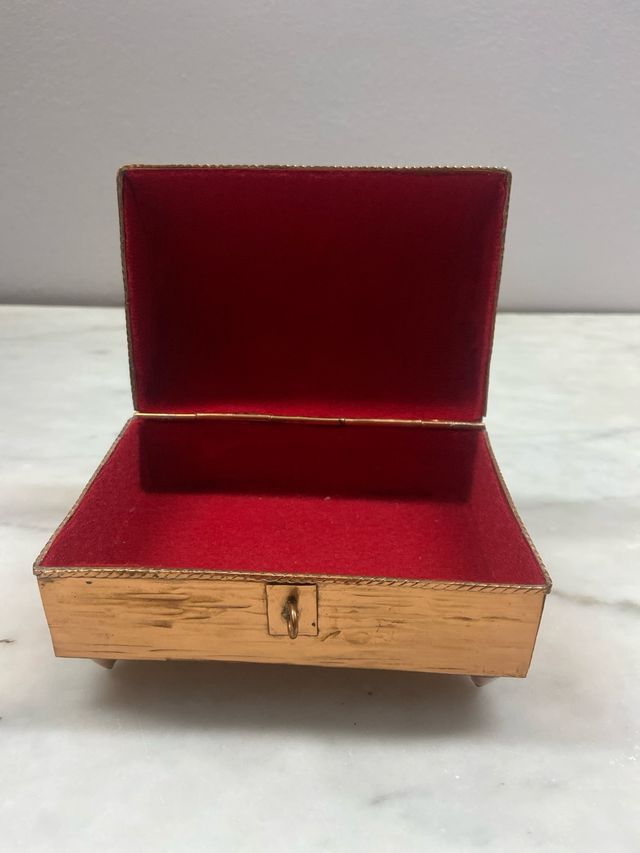 Caja de cobre estilo azteca