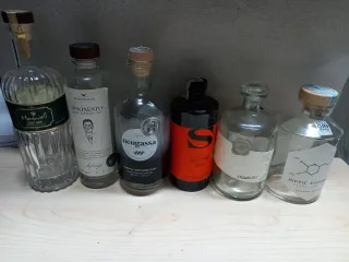 Bottiglie vuote di Gin Whitley Neill