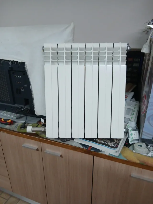 Radiador de metal blanco