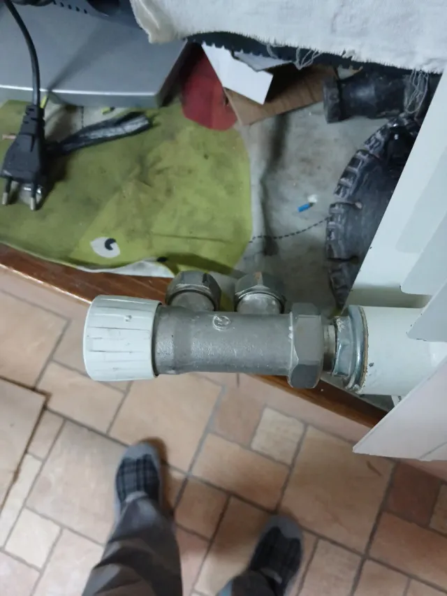 Radiador de metal blanco