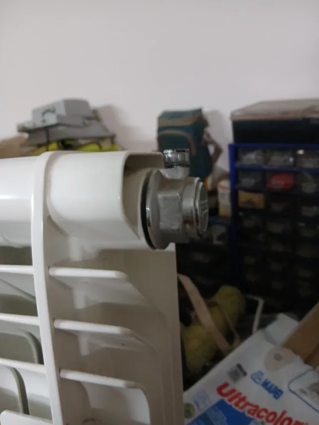 Radiador de metal blanco