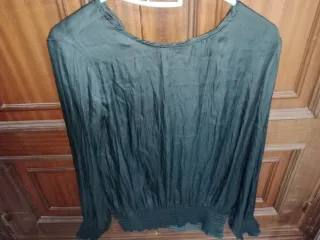 Blusa de raso gris