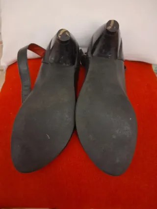 Zapatos negros de piel con pulsera