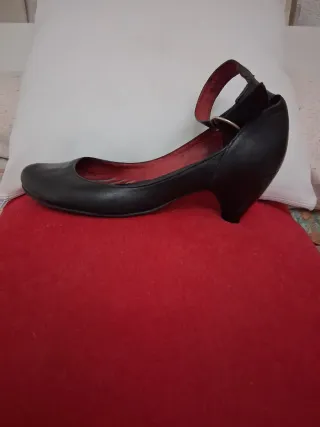 Zapatos negros de piel con pulsera