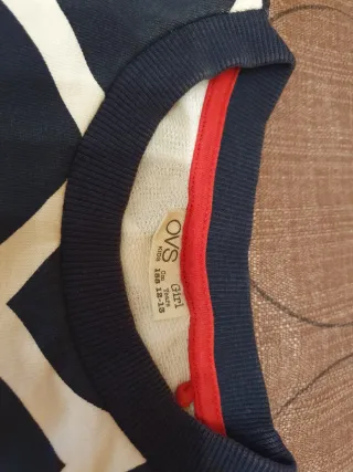 Sudadera con estampado de corazones.