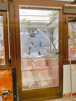 Puerta aluminio bronce cristal climalit abatible