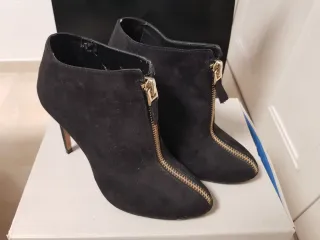 Botines de tacón con cremallera dorada