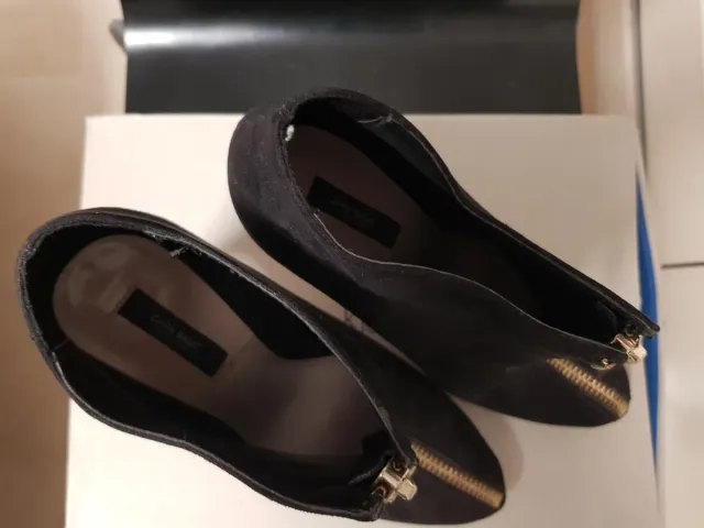 Botines de tacón con cremallera dorada