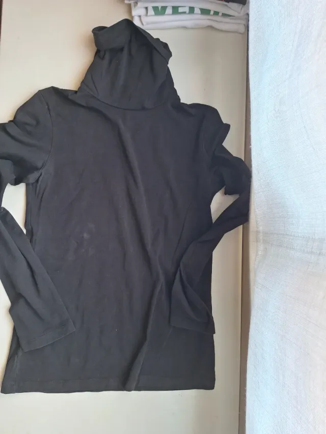Camiseta negra cuello alto manga larga