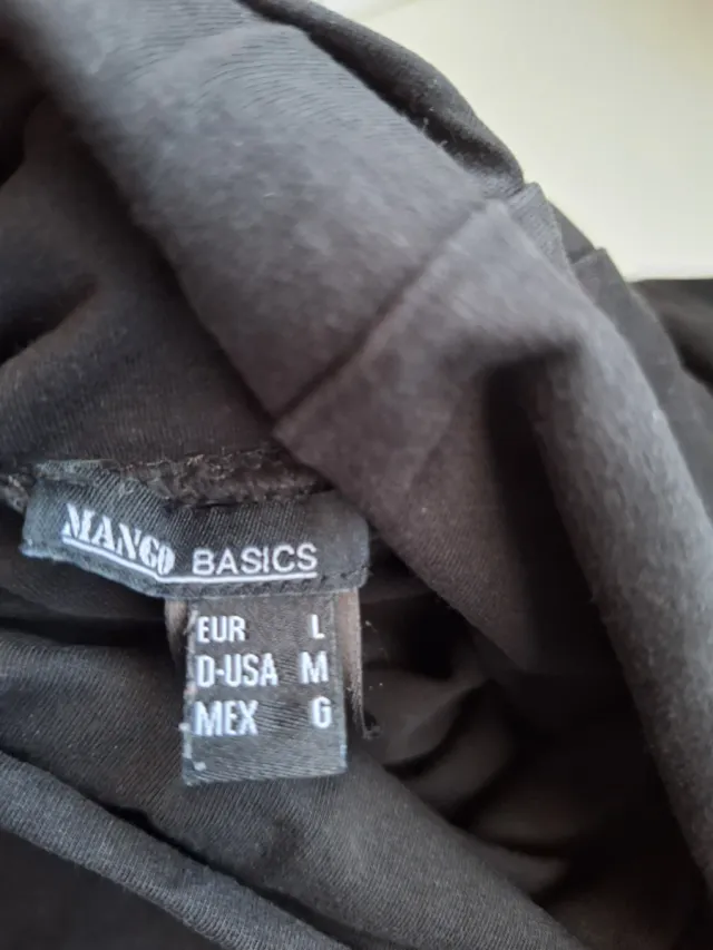 Camiseta negra cuello alto manga larga