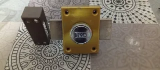 Cerradura Tesa Dorada con pomo