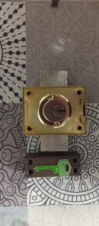 Cerradura Tesa Dorada con pomo