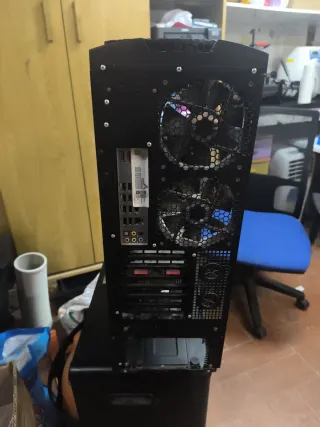 Torre Gaming Antec Negra