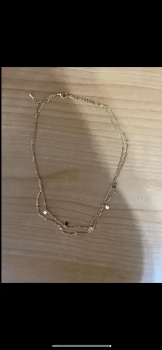 Collana dorata con ciondoli