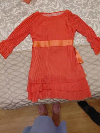 Vestido de fiesta naranja plisado