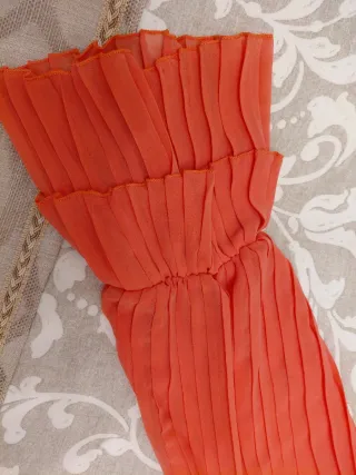 Vestido de fiesta naranja plisado