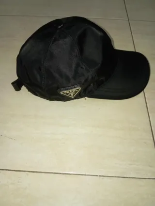 Gorra Prada Negra con Logo Plateado