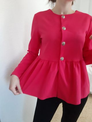 Camisa color coral. Se puede llevar cerrada o abie