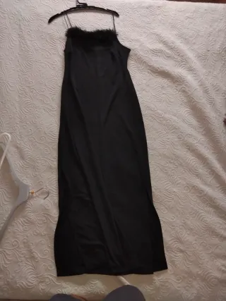 Vestido largo negro con plumas