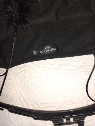 Vestido largo negro con plumas