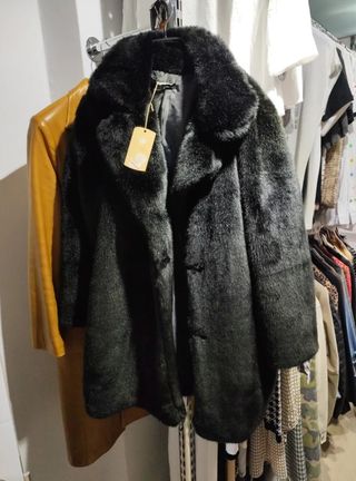 Abrigo de pelo negro