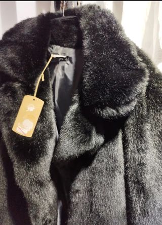 Abrigo de pelo negro
