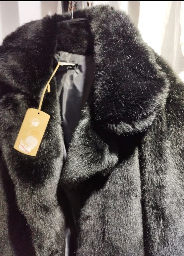 Abrigo de pelo negro