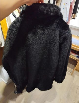 Abrigo de pelo negro