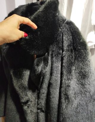 Abrigo de pelo negro