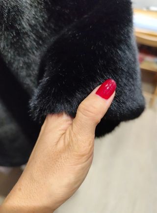 Abrigo de pelo negro