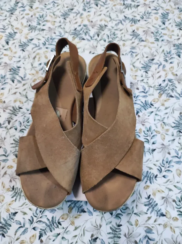 Sandalias de cuña mujer beige y marrón