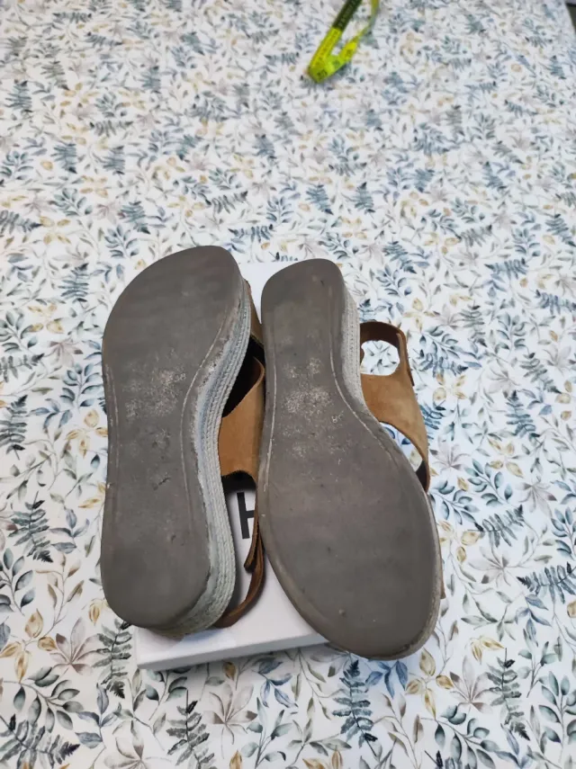 Sandalias de cuña mujer beige y marrón