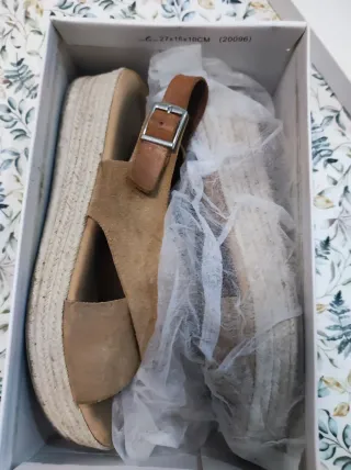 Sandalias de cuña mujer beige y marrón