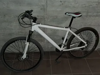 Bicicleta de montaña blanca