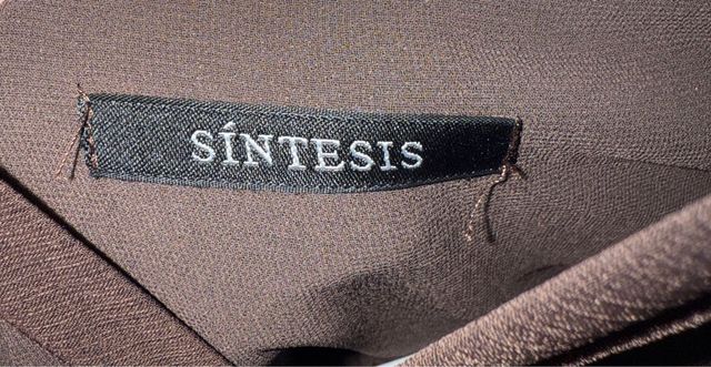 Vestido largo marrón Síntesis