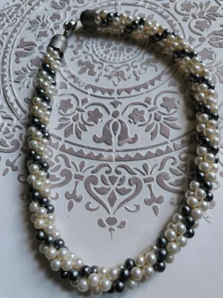 Gargantilla perlas grises y blancas