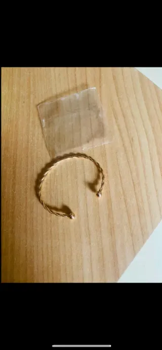 Bracciale rigido dorato a torsione