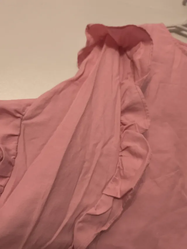 Blusa rosa con volantes