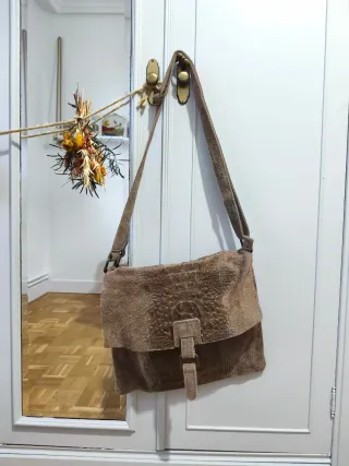 Bolso de ante con textura