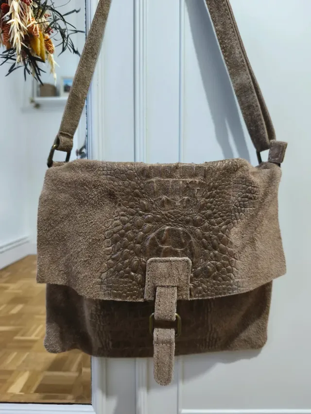 Bolso de ante con textura