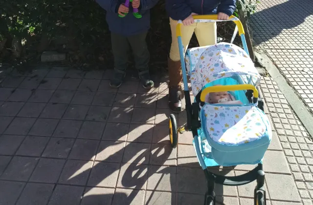 Carrito de muñecas azul y blanco