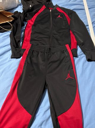 Chándal Jordan Negro y Rojo Talla 12-13 niño