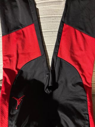 Chándal Jordan Negro y Rojo Talla 12-13 niño