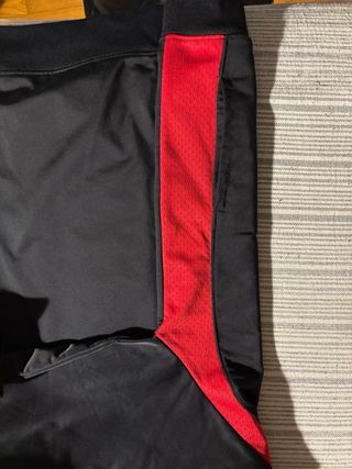 Chándal Jordan Negro y Rojo Talla 12-13 niño