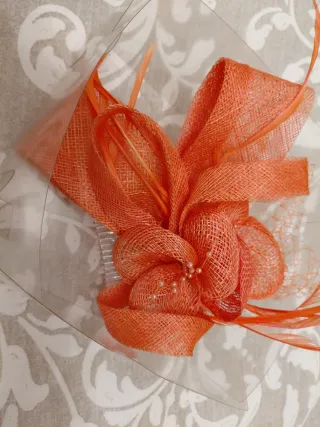 Tocado naranja para eventos
