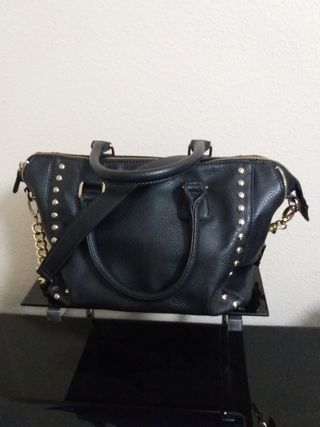 Bolso de piel negro con tachuelas doradas