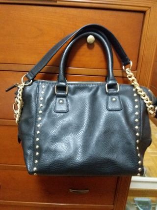 Bolso de piel negro con tachuelas doradas