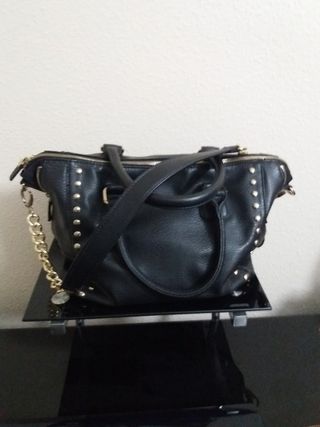 Bolso de piel negro con tachuelas doradas