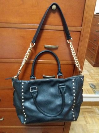 Bolso de piel negro con tachuelas doradas