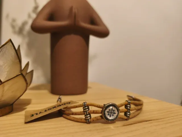 Pulsera de corcho con detalle central
